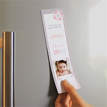 Signet baptême forme originale magnet - Mise en situation