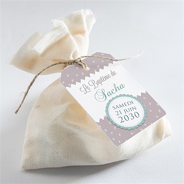 Etiquette baptême colombe et banderoles - Mise en situation