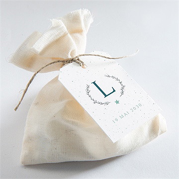 Etiquette baptême initiale argentée - Mise en situation