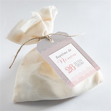 Etiquette baptême forme originale - Mise en situation