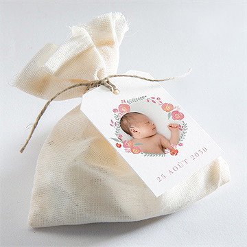 Etiquette baptême cadre de fleurs - Mise en situation