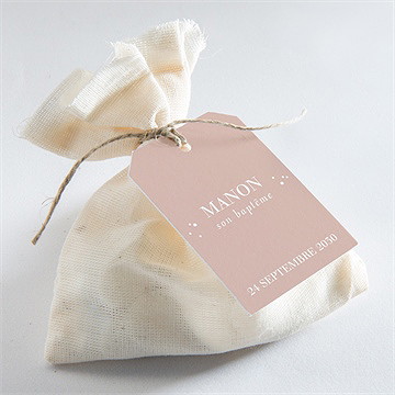 Etiquette baptême rose thé - Mise en situation