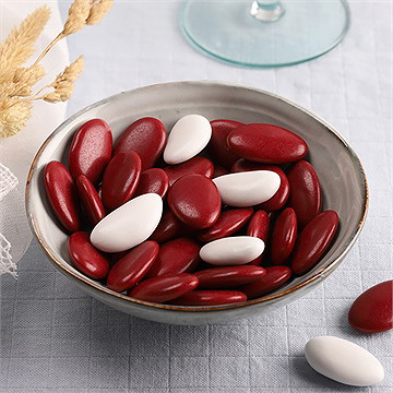 Dragées rouge bordeaux pour baptême - chocolat - Mise en situation