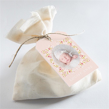 Etiquette baptême douceur végétale rose - Mise en situation