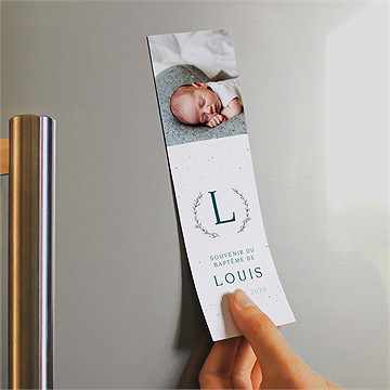 Signet baptême initiale argentée magnet - Mise en situation