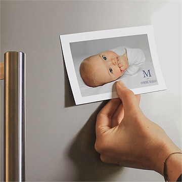 Faire-part naissance le voici magnet - Mise en situation
