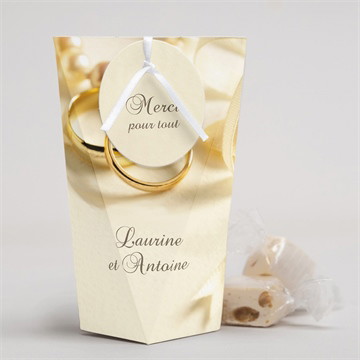 Boîte surprise mariage alliances fond crème cocotte
