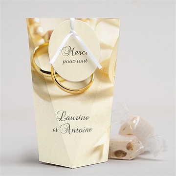 Boîte surprise mariage alliances fond crème