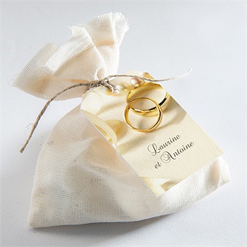 Etiquette mariage alliances fond crème - Mise en situation