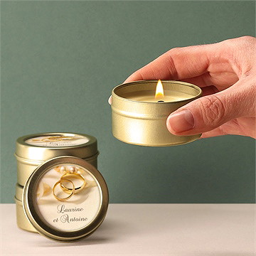 Bougie mariage alliances fond crème - Bougie allumée