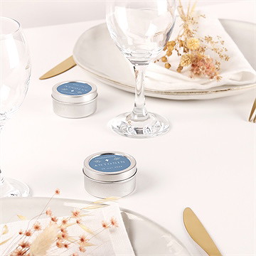 Bougie communion bleu myosotis - argent - Mise en situation