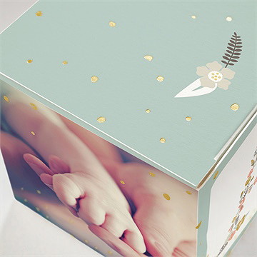 Boîte de dragées baptême alphabet original dorure - Détail de la boîte