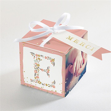 Boîte de dragées baptême initiales à motifs dorure