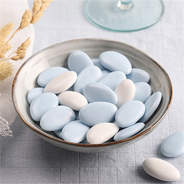 Dragées bleu ciel pour profession de foi - chocolat - Mise en situation