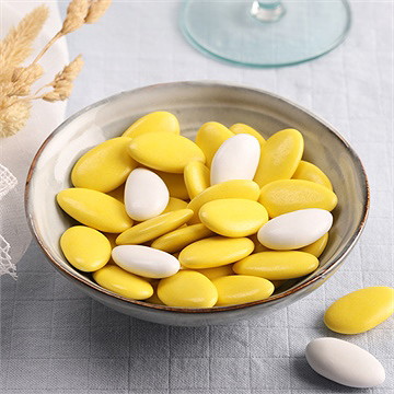 Dragées jaune mimosa pour confirmation - chocolat - Mise en situation