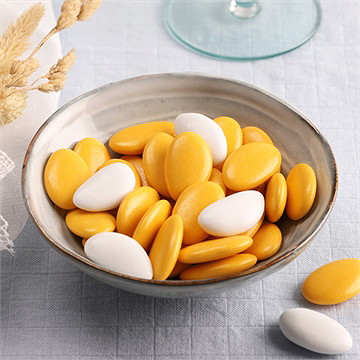 Dragées jaune safran pour confirmation - chocolat - Mise en situation