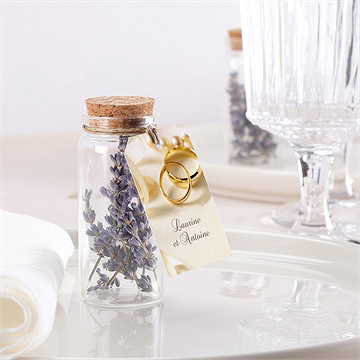 Mignonette mariage alliances fond crème étiquette - Mise en situation