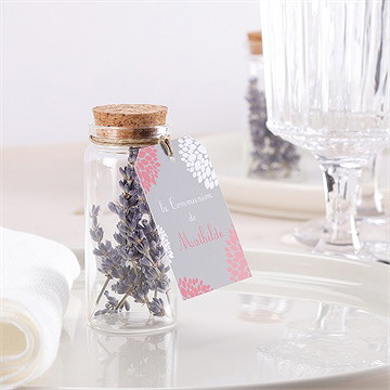 Mignonette communion colombe et fleurs étiquette - Mise en situation