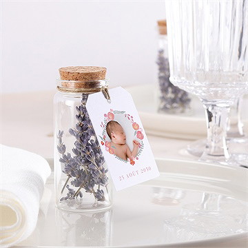 Mignonette baptême cadre de fleurs étiquette - Mise en situation