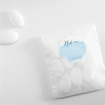 Sticker baptême duvet tout en rondeur - Mise en situation