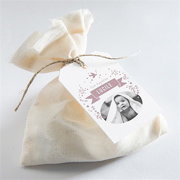 Etiquette baptême en beaux reliefs - Mise en situation