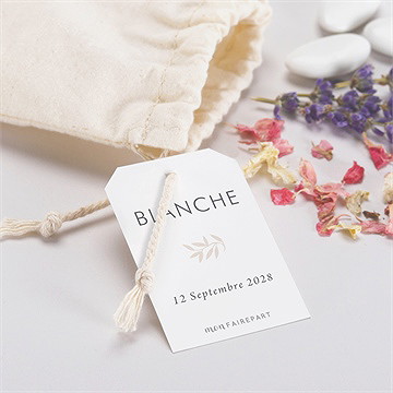 Pochon baptême initiales d'or - Mise en situation