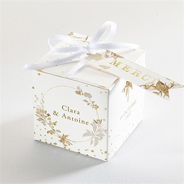 Boîte de dragées mariage délicatesse végétale dorure
