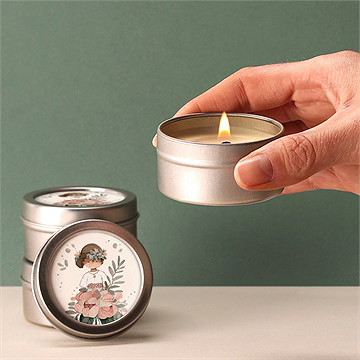 Bougie communion beauté au naturel argent - Bougie allumée