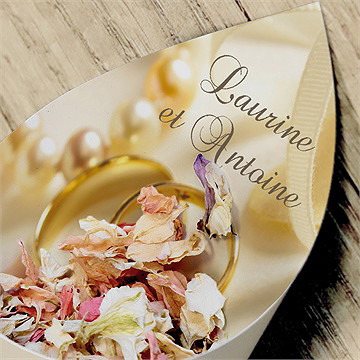 Cornet confettis mariage alliances fond crème - Mise en situation
