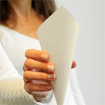 Cornet confettis mariage alliances fond crème - Dos du cornet