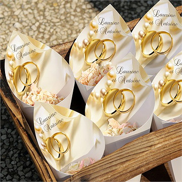 Cornet confettis mariage alliances fond crème - Mise en situation