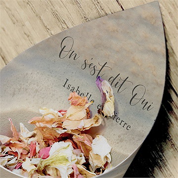 Cornet confettis mariage dans le sable - Mise en situation