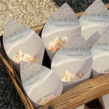Cornet confettis mariage dans le sable - Mise en situation