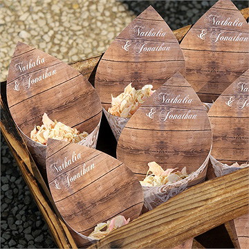 Cornet confettis mariage boisé - Mise en situation