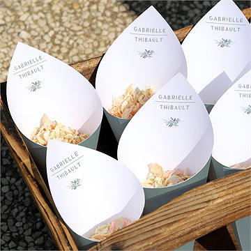 Cornet confettis mariage poésie d'aquarelle initiales - Mise en situation