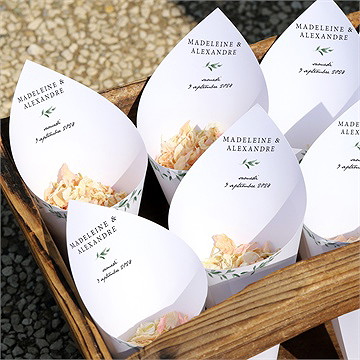 Cornet confettis mariage a l'ombre de l'olivier - Mise en situation