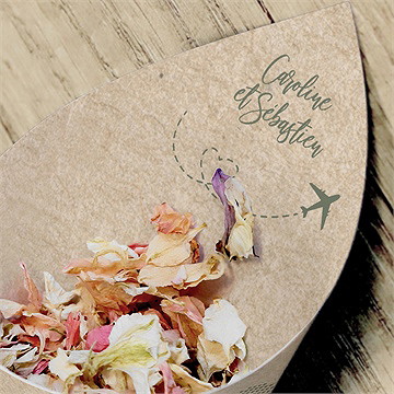 Cornet confettis mariage billet d'avion - Mise en situation
