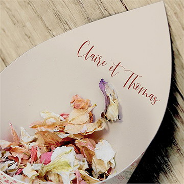 Cornet confettis mariage élégance champêtre - Mise en situation