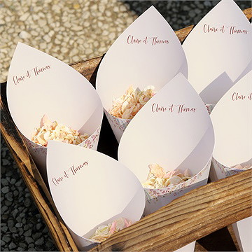 Cornet confettis mariage élégance champêtre - Mise en situation