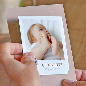 Faire-part naissance passeport fille duo - Mise en situation