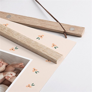 Affiche naissance fleurs jumelles - Détail des supports en bois