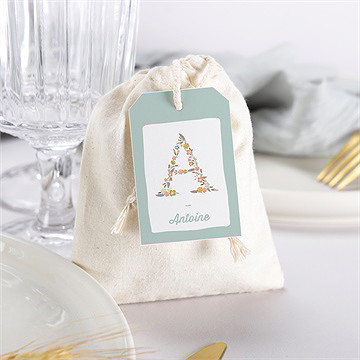 Boîte de dragées baptême alphabet original pochon - Mise en situation