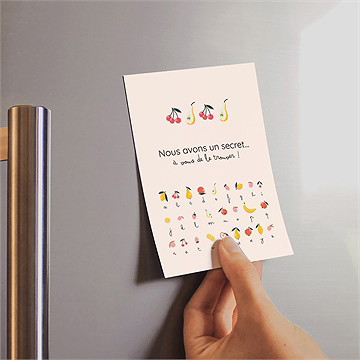 Carte annonce grossesse rébus magnet - Mise en situation