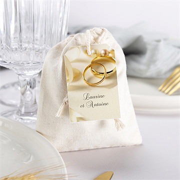 Boîte de dragées mariage alliances fond crème pochon - Mise en situation