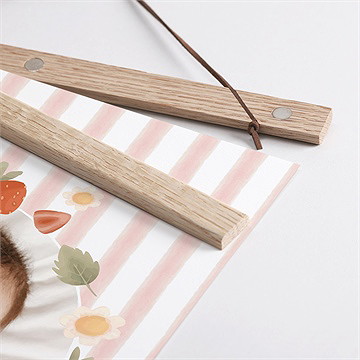 Affiche naissance fraises acidulées - Détail des supports en bois