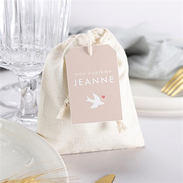 Pochon baptême colombe beige rosé - Mise en situation