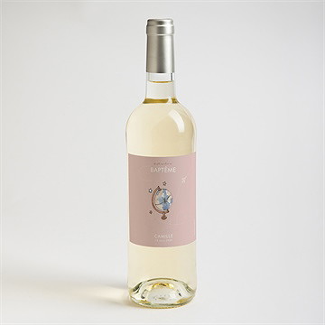Etiquette de bouteille baptême joli passeport bapteme - Mise en situation