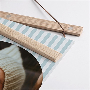 Affiche naissance haut en rayures - Détail des supports en bois