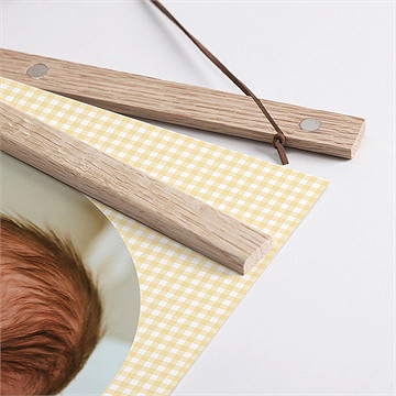 Affiche naissance jaune vichy - Détail des supports en bois
