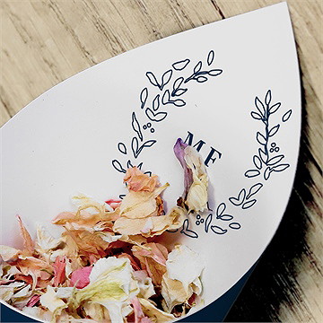 Cornet confettis mariage bleu romantique - Mise en situation